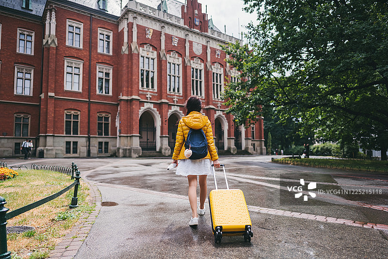 在欧洲旅行的女游客图片素材