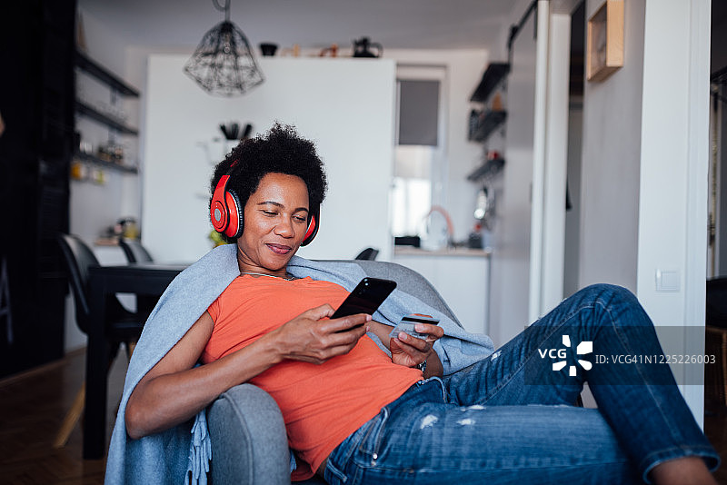 在家网购的中年非裔美国女性图片素材