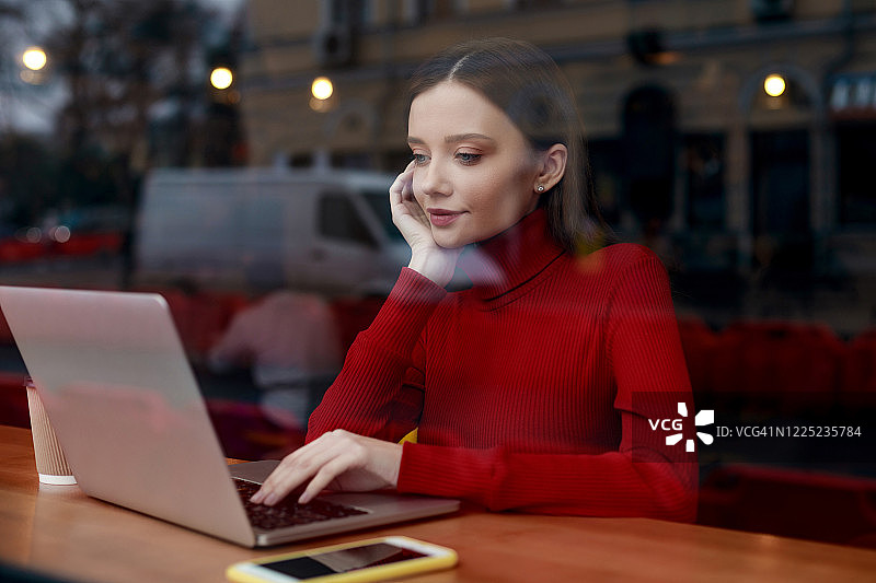 在咖啡馆工作的年轻女人图片素材