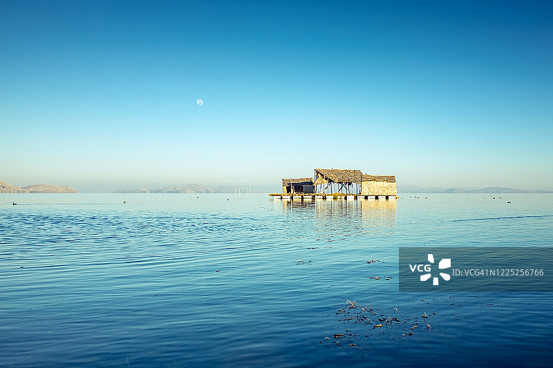 玻利维亚拉巴斯省佩雷斯港的的的喀喀湖上的草制小旅游屋图片素材