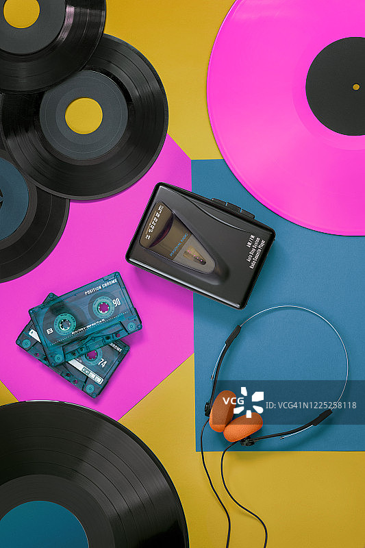 70、80、90年代音乐元素：黑胶唱片、卡带、随身听和耳机顶视图图片素材