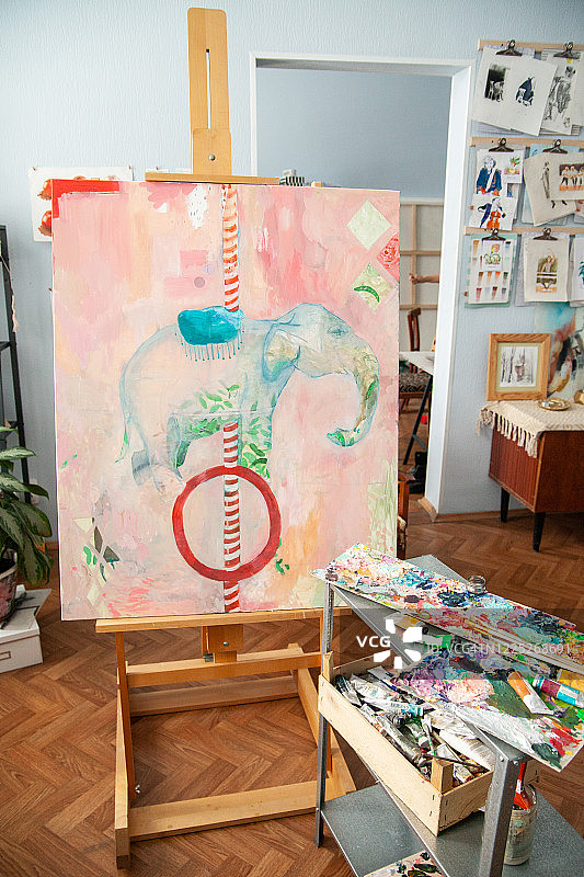 工作室画架上的抽象画图片素材