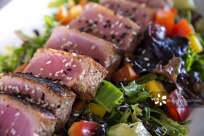 沙拉床上炙烤金枪鱼图片素材