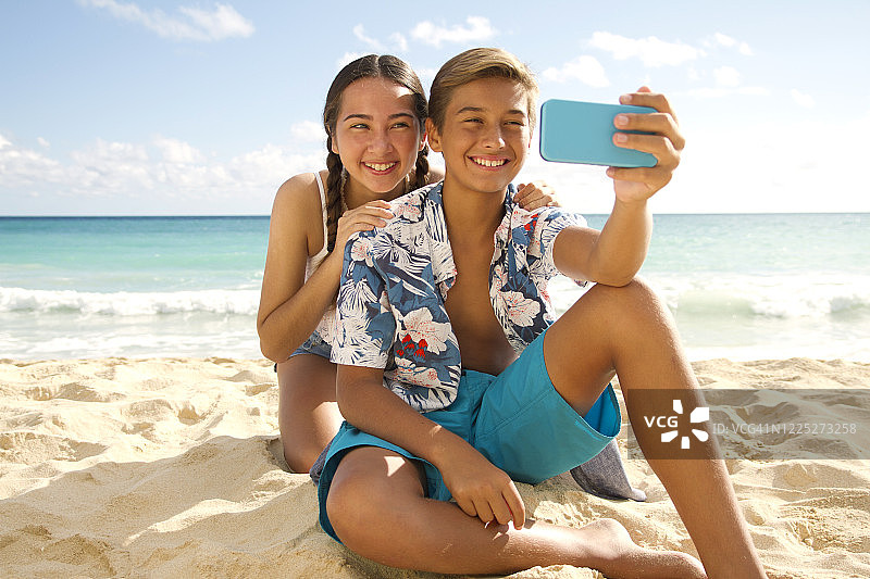 在海滩的青少年图片素材