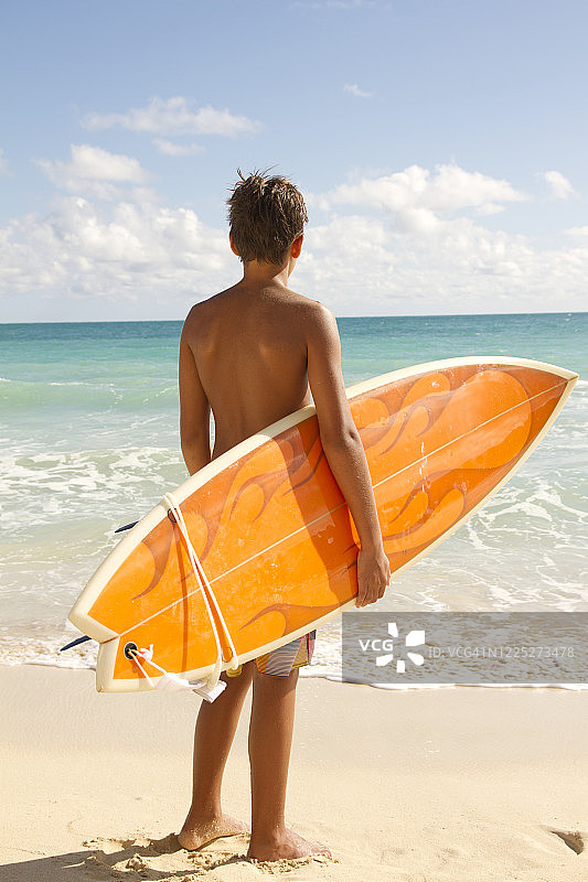 在海滩的青少年图片素材