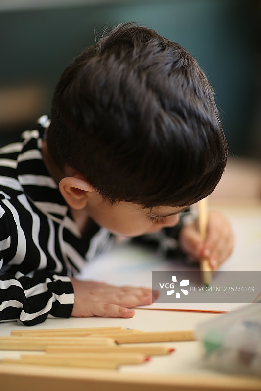 小男孩绘画图片素材