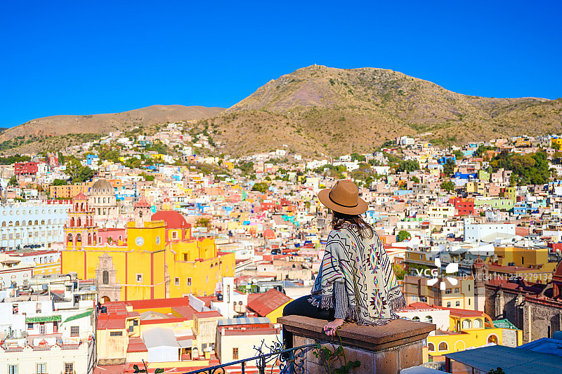 在墨西哥瓜纳华托看城市景观的女人图片素材