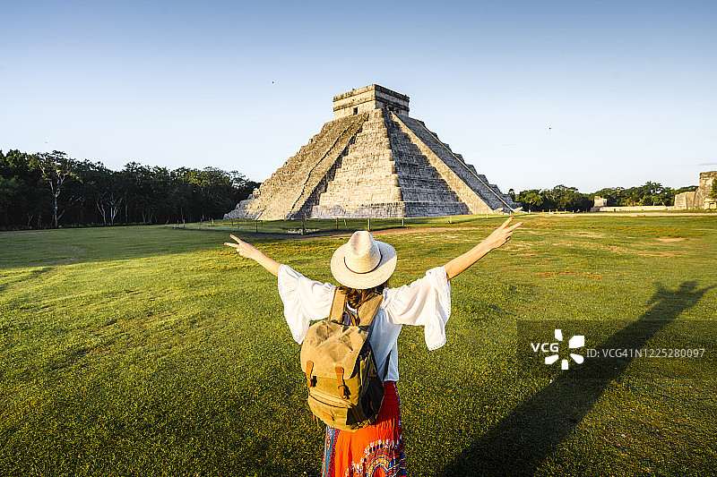 在墨西哥尤卡坦奇琴伊察的快乐游客图片素材