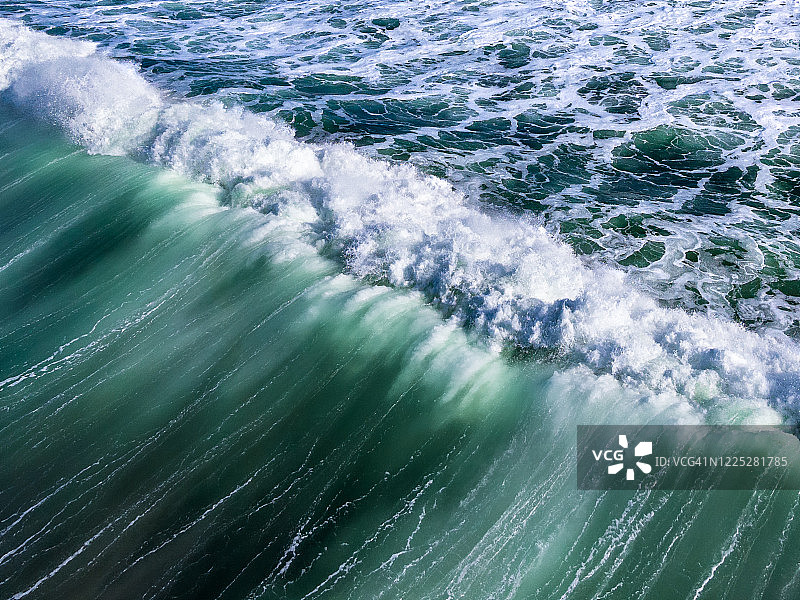 沿海海浪和海岬的景色图片素材