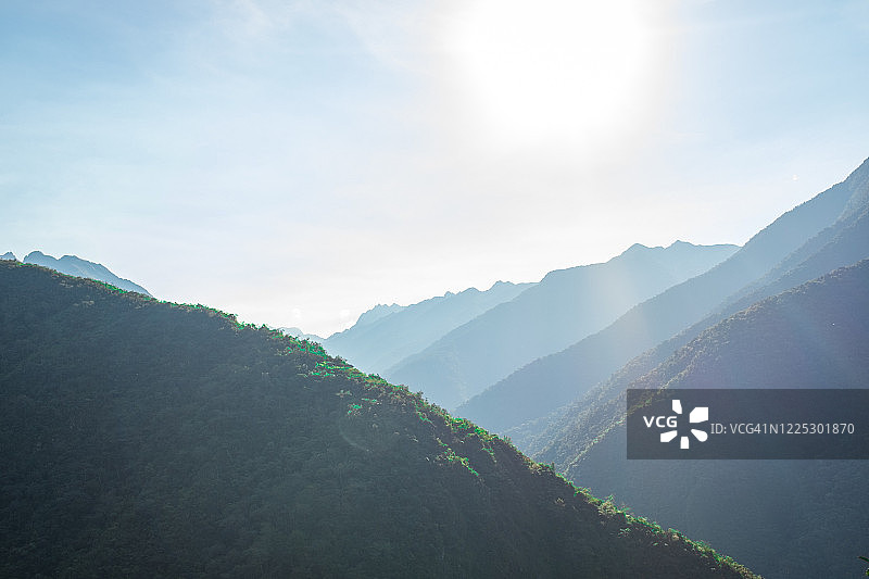 玻利维亚拉巴斯，乔罗路上植被茂盛的阳光高山图片素材