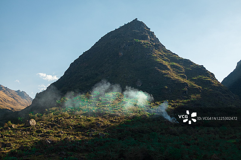 玻利维亚拉巴斯埃尔乔罗小径，山区焚烧土壤图片素材