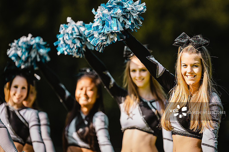 啦啦队女孩欢呼图片素材