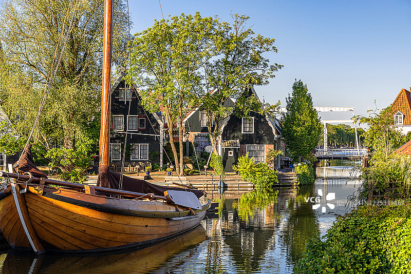 荷兰埃达姆的传统荷兰木船和房屋图片素材