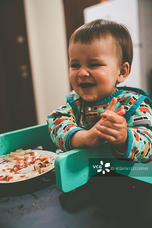 可爱宝宝吃意大利面图片素材