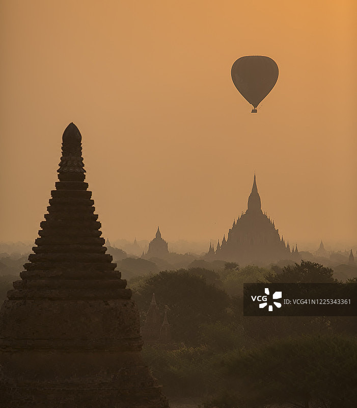 蒲甘日出与佛塔图片素材
