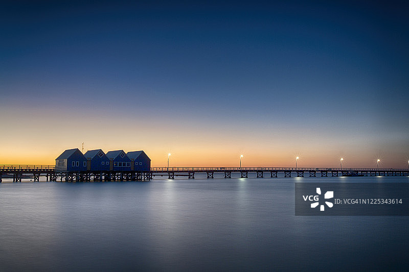 黄昏时分的巴塞尔顿长堤图片素材