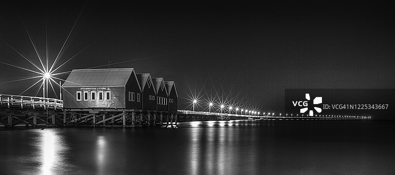 夜色下的巴塞尔顿长堤图片素材