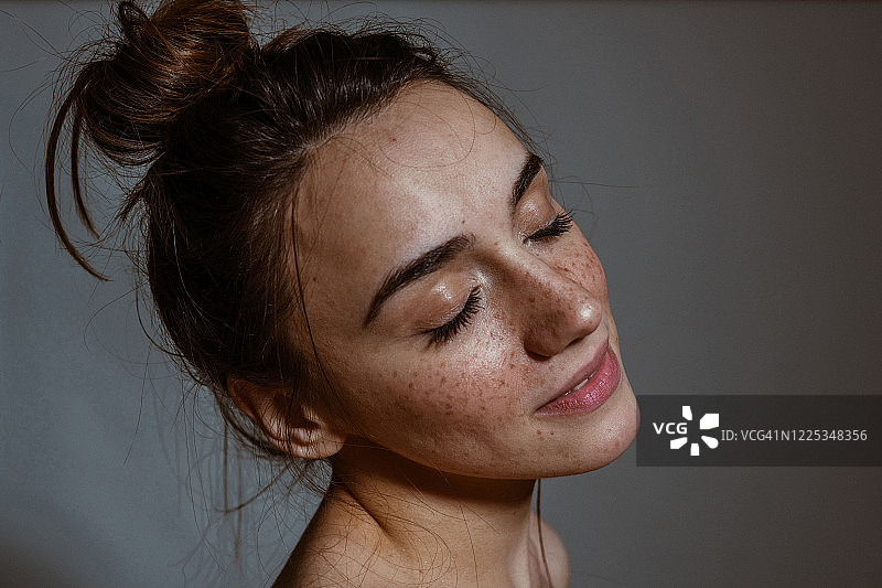 有雀斑的女人肖像图片素材