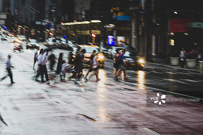 雨天曼哈顿中城的行人过街图片素材