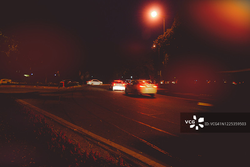 新德里街头夜间车流图片素材