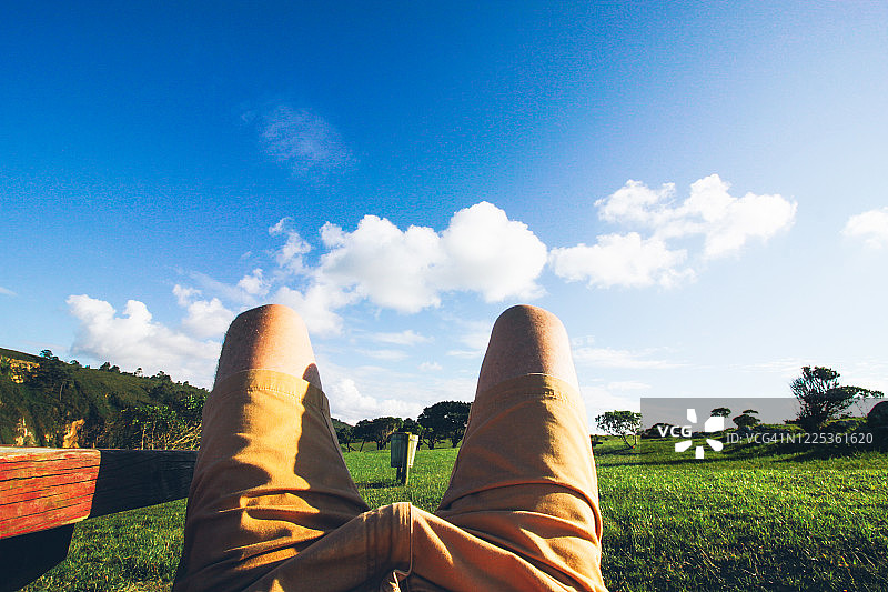 摄影师视角的男人双腿图片素材