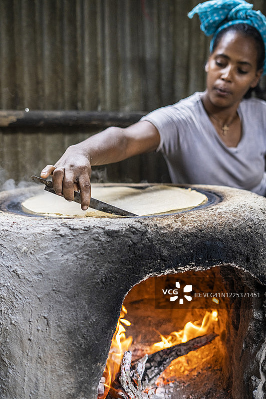 女人在埃塞俄比亚Berhale烘烤英吉拉薄饼图片素材