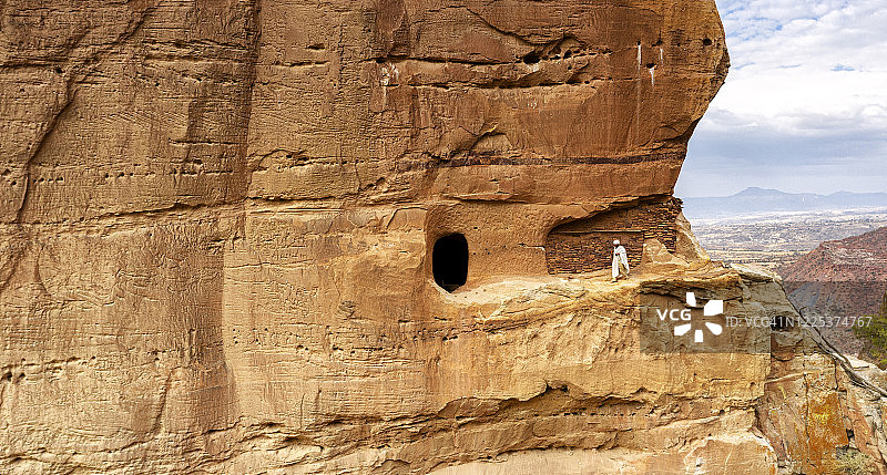 阿布纳耶玛塔古赫教堂的东正教牧师，航拍视角，提格雷，埃塞俄比亚图片素材