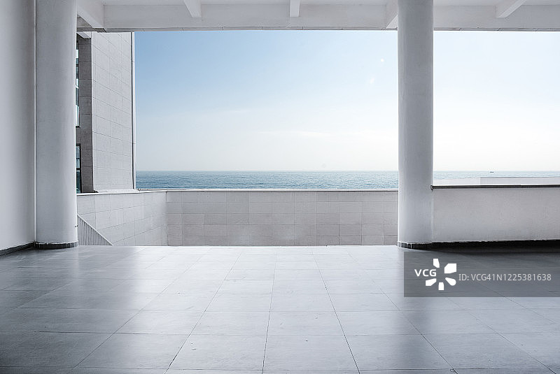 豪华夏季海滩别墅中空旷的大客厅，可欣赏海景图片素材