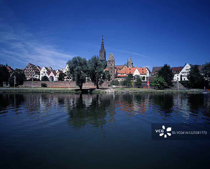 乌尔姆敏斯特教堂和多瑙河全景图片素材