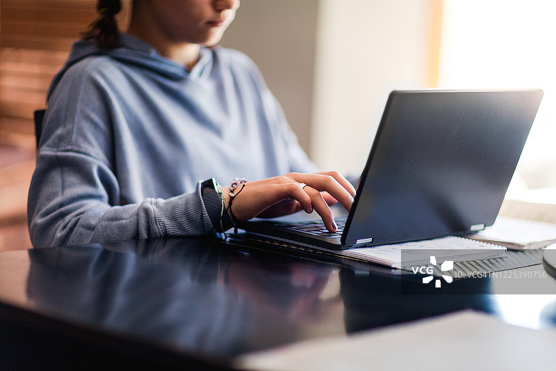 少女在线学习图片素材
