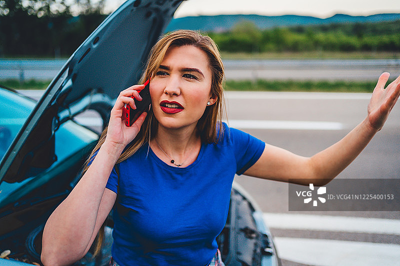 绝望的女人拨打紧急求助电话图片素材