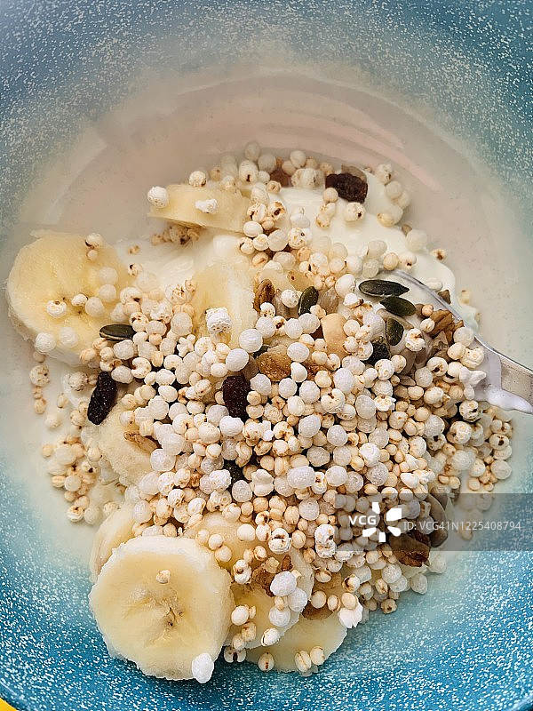 酸奶搭配膨化藜麦、香蕉和格兰诺拉麦片图片素材