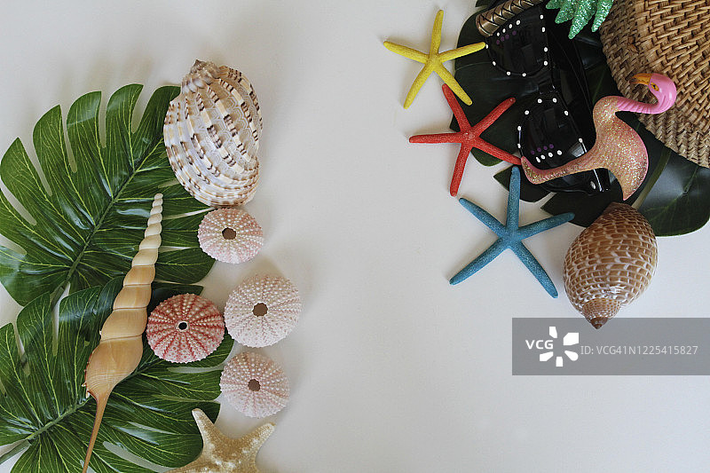 白色背景上的夏季配饰，夏季概念图片素材