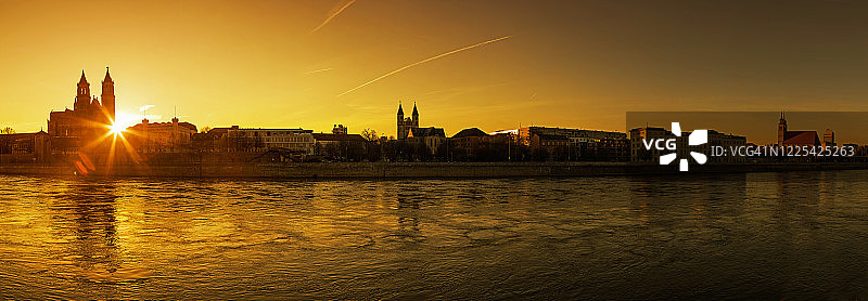 日落时分的马格德堡天际线全景（萨克森-安哈尔特州，德国）图片素材