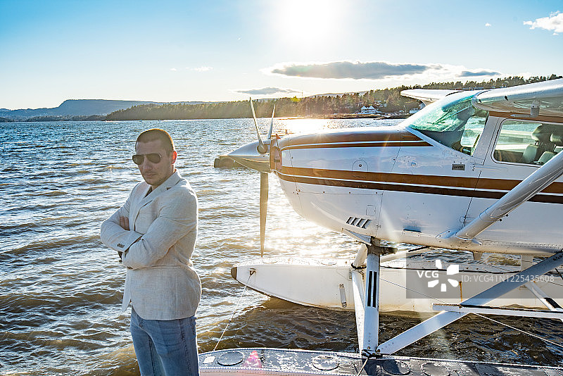 商务人士与水上飞机合影图片素材