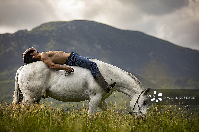 在马背上放松的青年男子图片素材