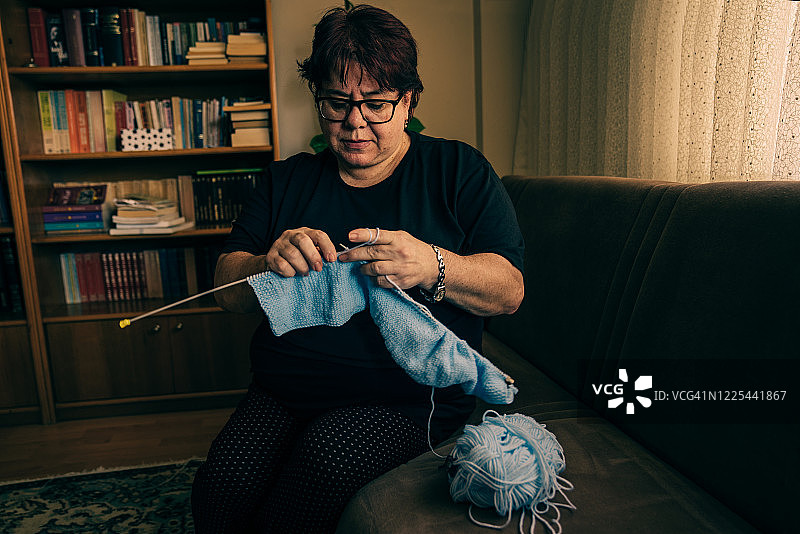 中年妇女在编织图片素材
