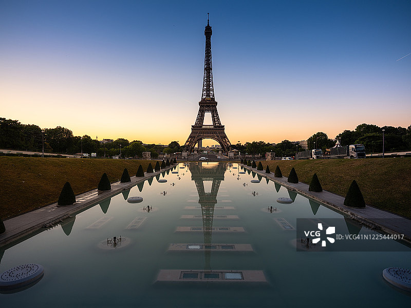 巴黎特罗卡德罗广场日出时的埃菲尔铁塔图片素材