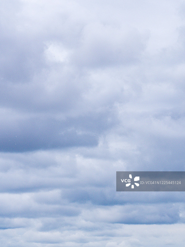 春季蓝天上的蓬松云彩图案图片素材