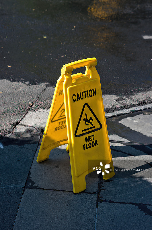 “小心地滑”塑料警示牌图片素材