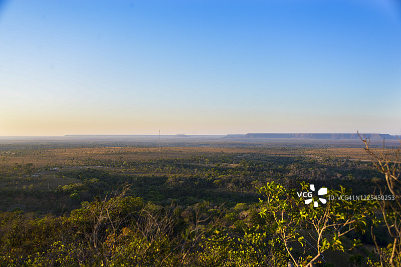 从高处俯瞰雅拉庞的风景，有岩层和植被图片素材