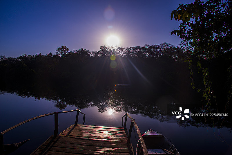 湖边的楼梯与日落倒影图片素材