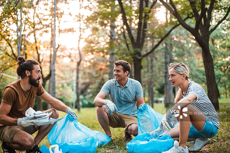 三个朋友从公园里收集垃圾图片素材