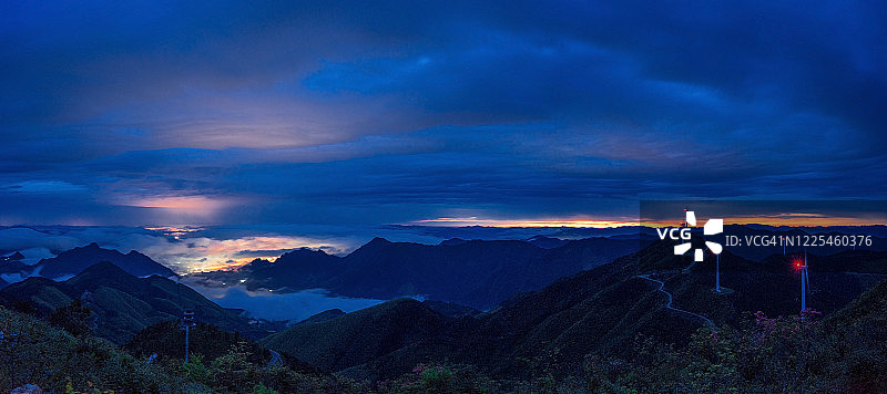 在百合角飞翔，观赏云海图片素材