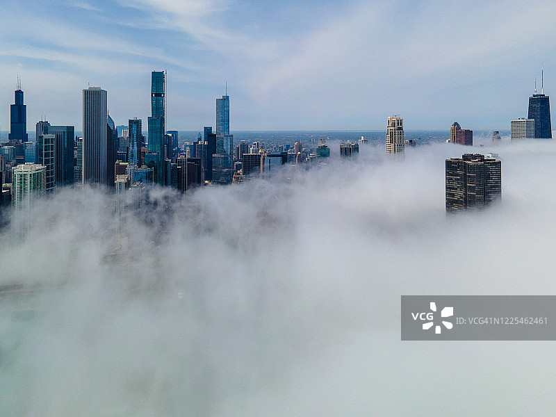 芝加哥城市景观上的湖效应雾图片素材