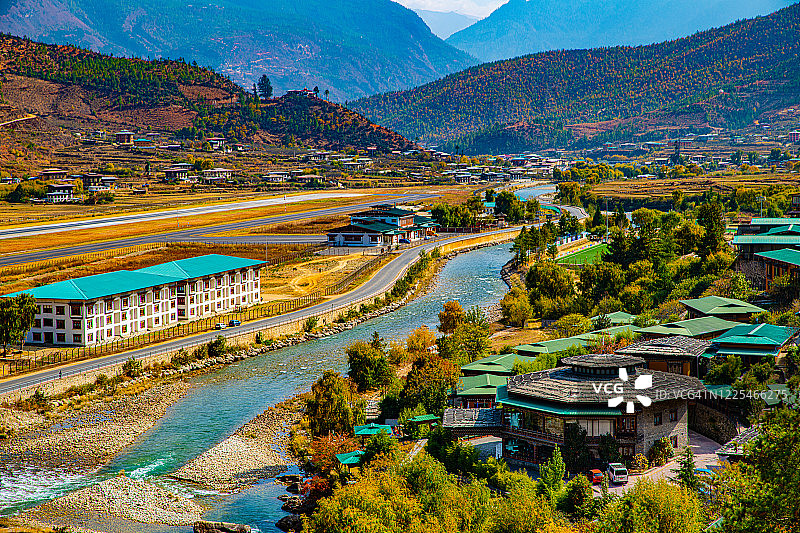 不丹帕罗机场建筑与跑道鸟瞰图图片素材