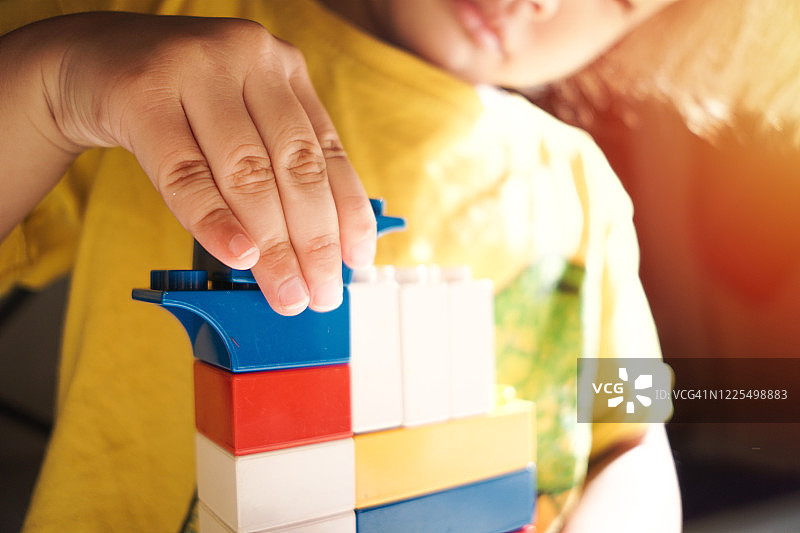 亚洲儿童玩积木图片素材