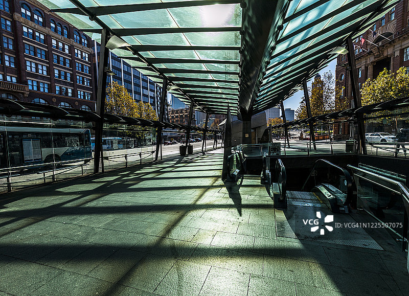 新冠疫情封锁期间空无一人的澳大利亚公交车站，保持社交距离图片素材