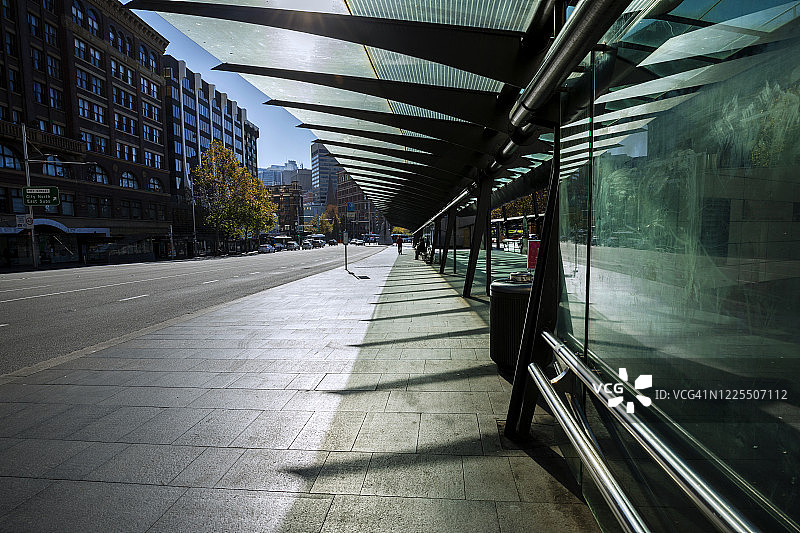 新冠疫情封锁期间空旷的街道和公交车站，减少交通，保持社交距离图片素材