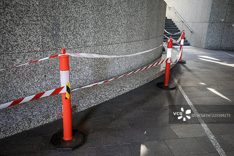 疫情封锁期间澳大利亚空旷城市的红白警戒线公共长椅图片素材